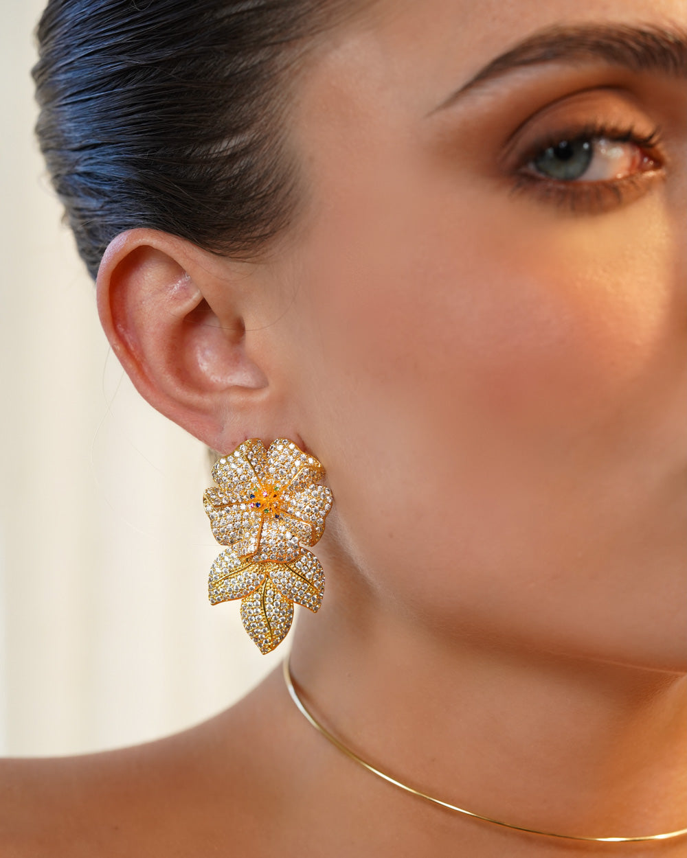 Brinco Flower Cravejado Gold