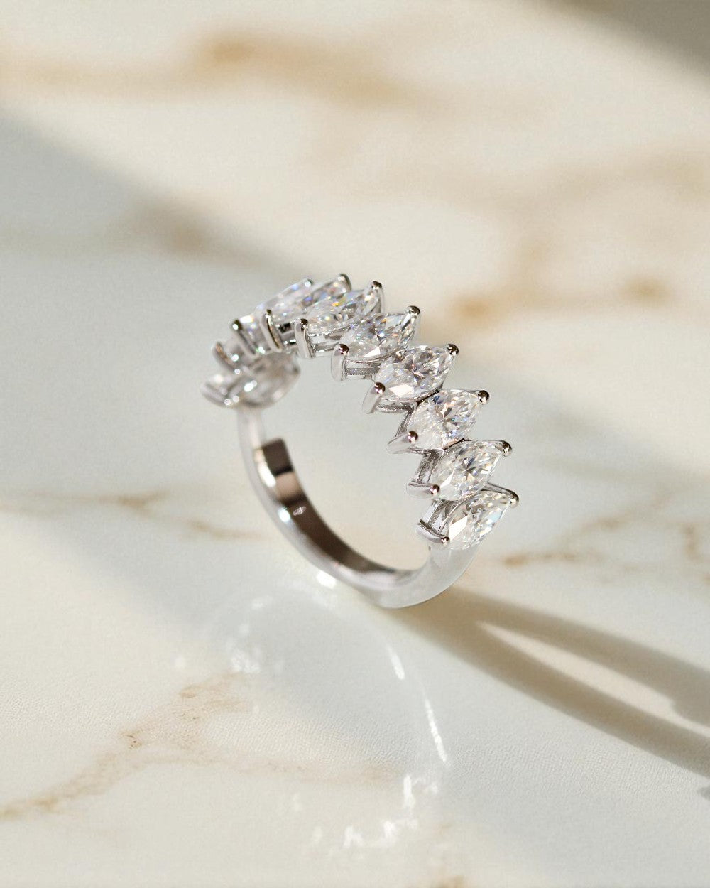 Meia Aliança Navetes Moissanite 30 Pontos