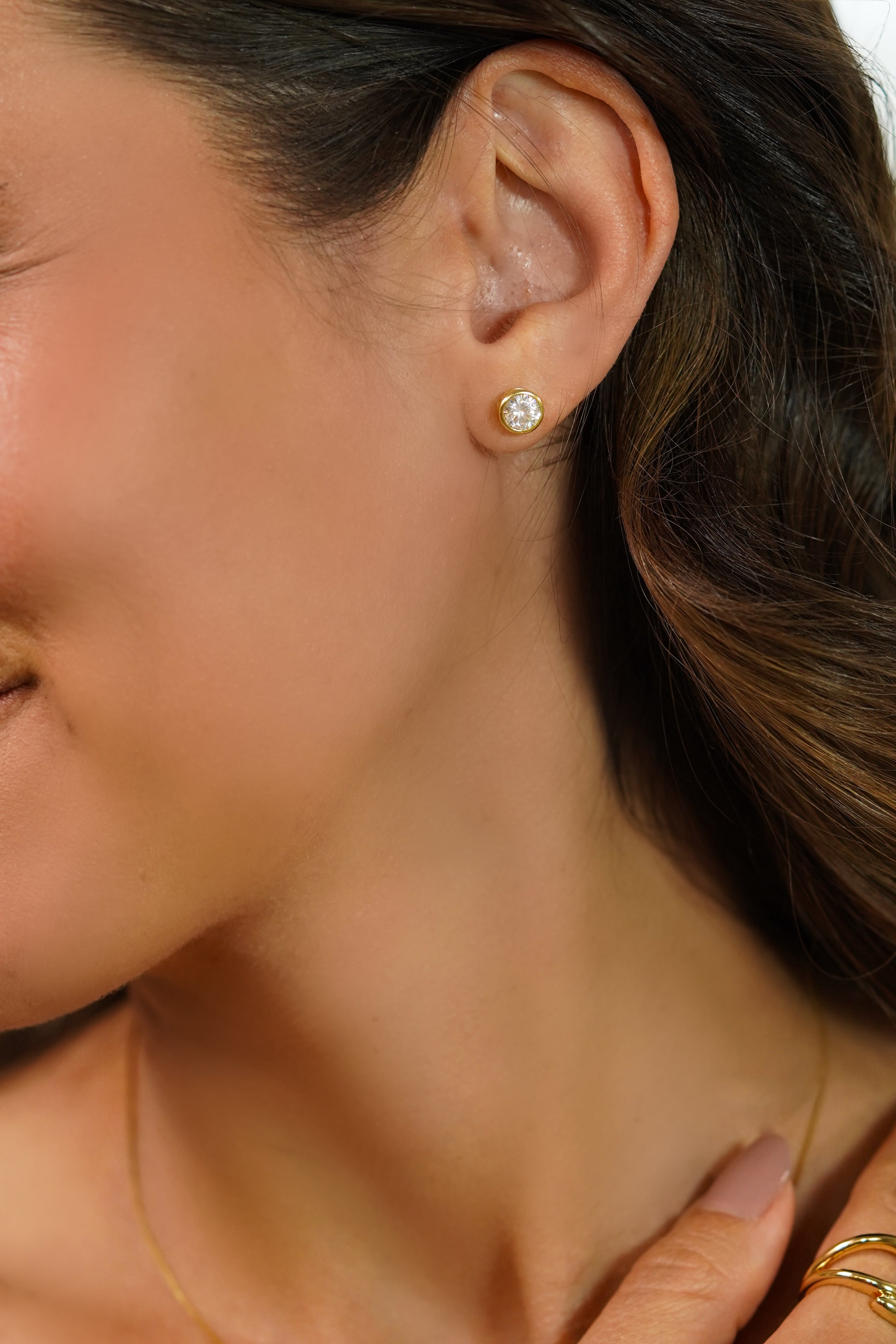 Brinco Solitário Cravação Inglesa Gold