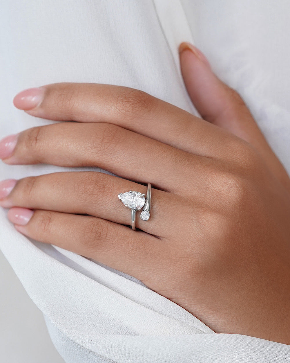 Anel Moissanite Pear Cut Regulável