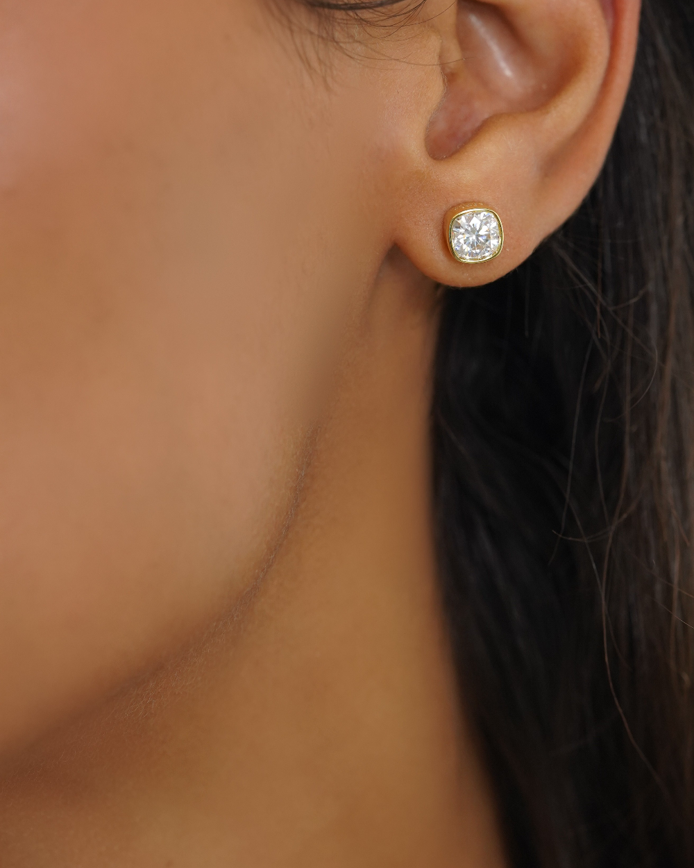 Brinco Solitário Cushion Moissanite Gold