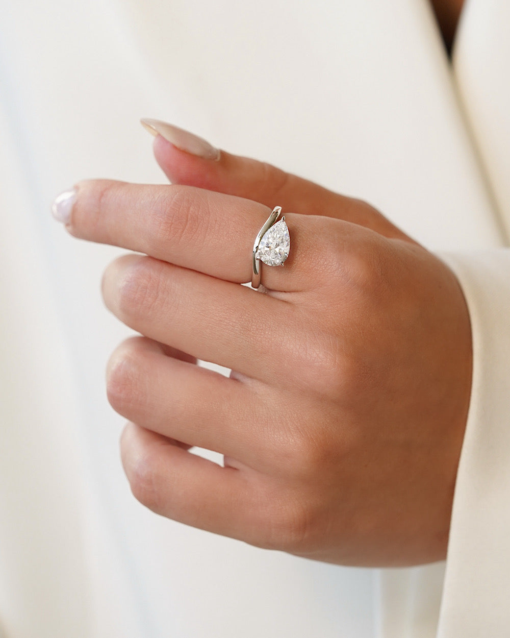 Anel Gota Silhouette luxo