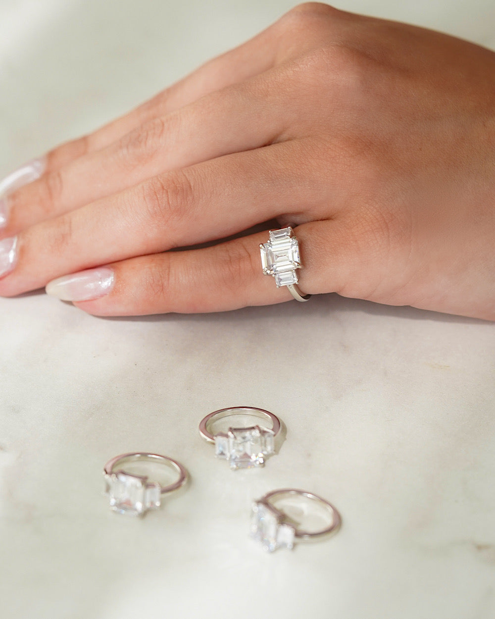 Anel Dedinho três pedras Emerald Cut