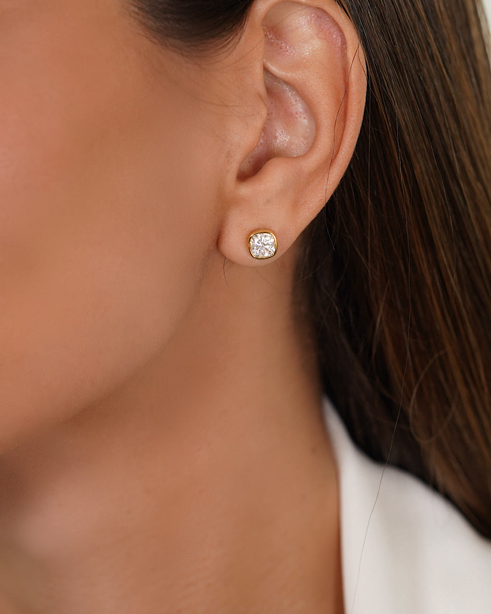 Brinco Solitário Cushion Moissanite Gold