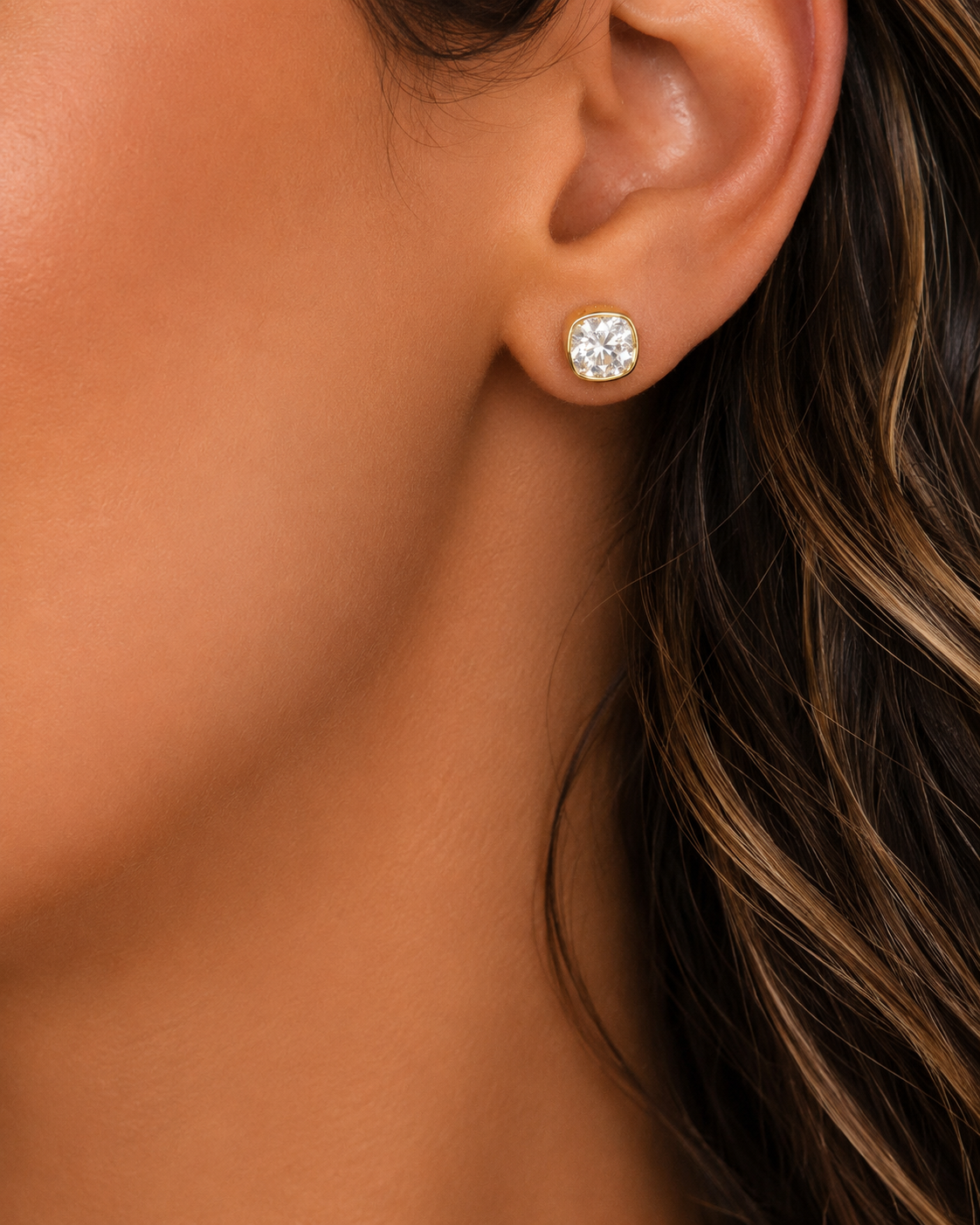 Brinco Solitário Cushion Moissanite Gold
