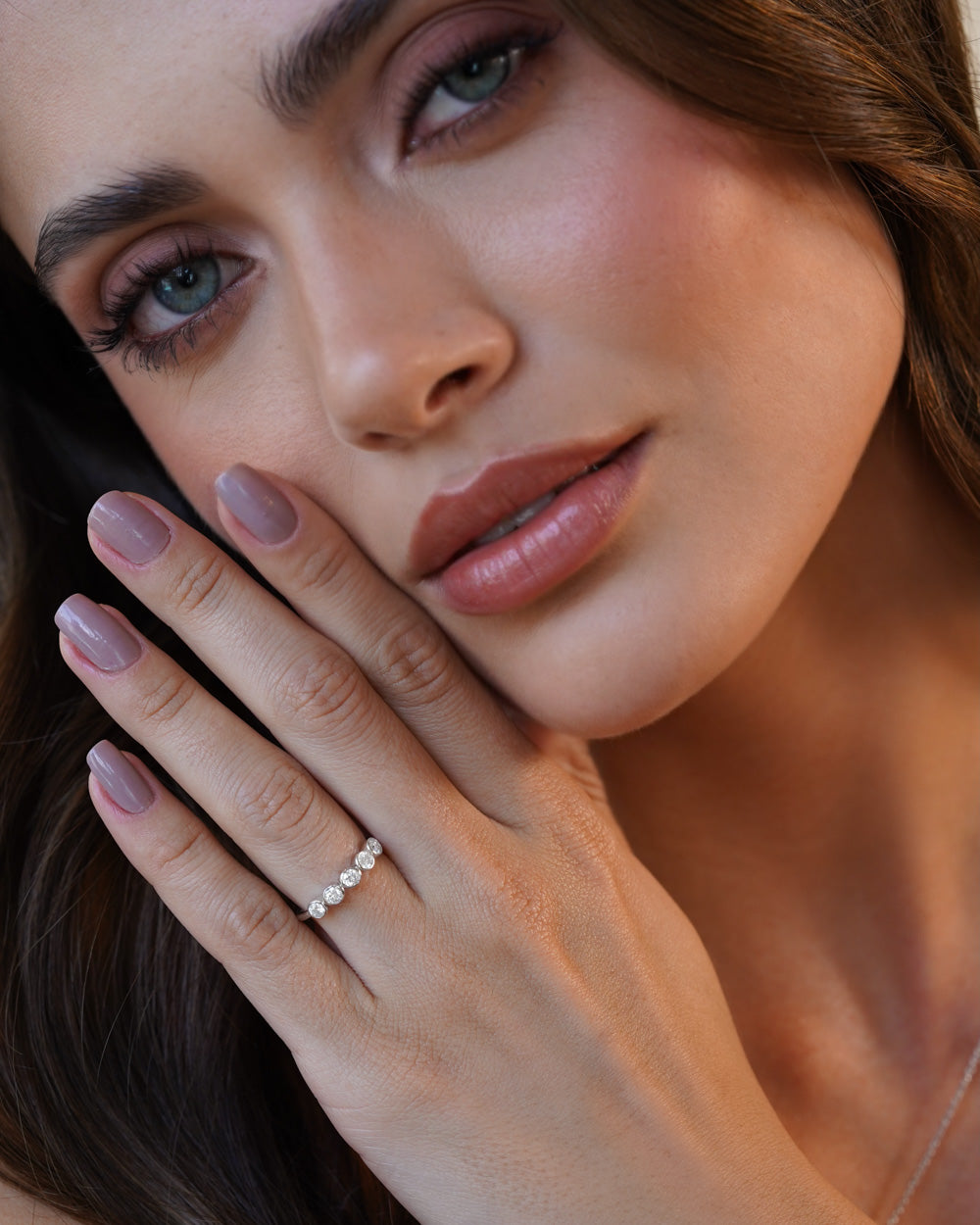 Meia Aliança Moissanite Cravação Inglesa Luxo