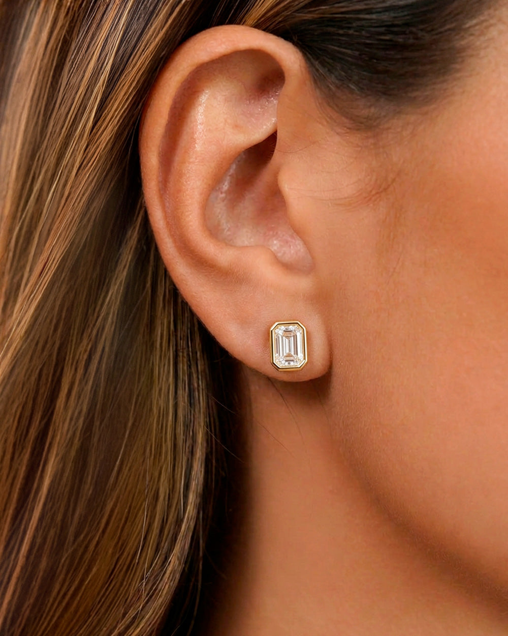 Brinco Emerald Cut Moissanite Gold