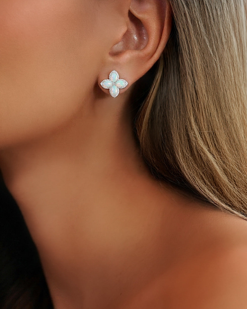 Brinco Flor Opala Branca Natural