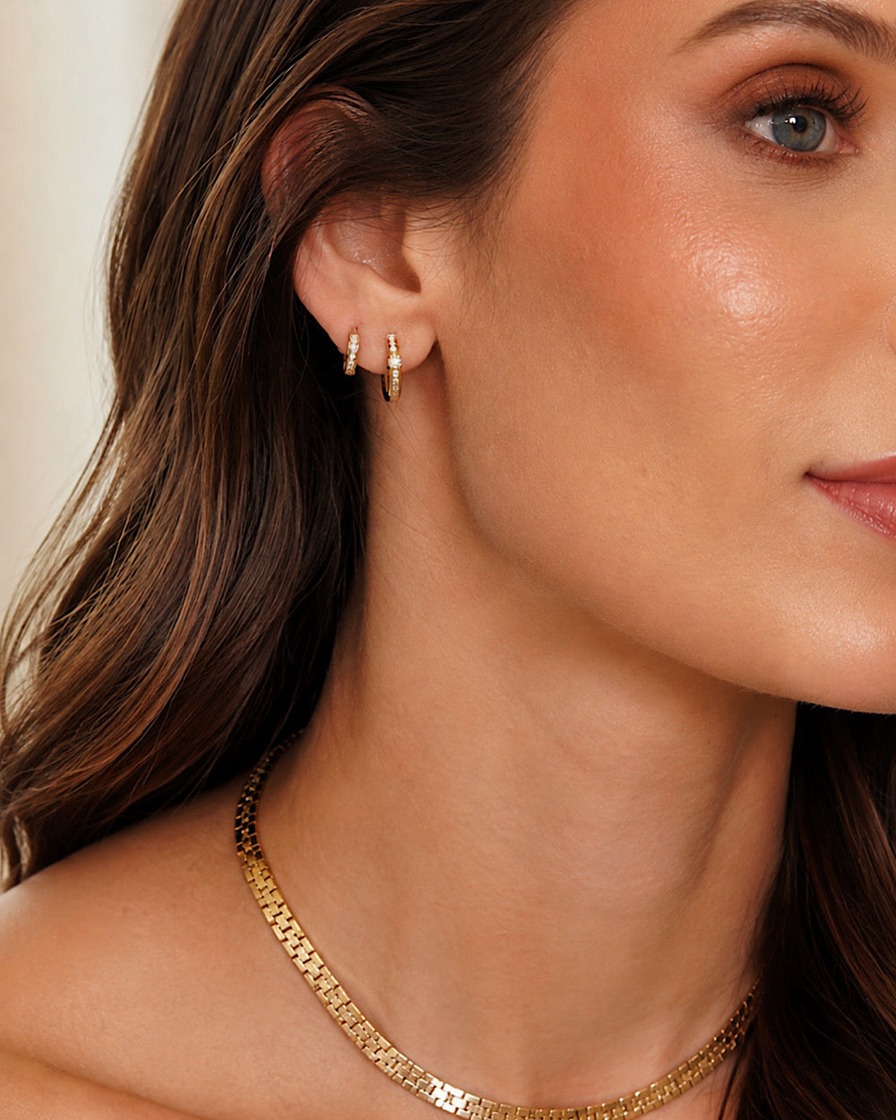 Argola Isis Gold Moissanite