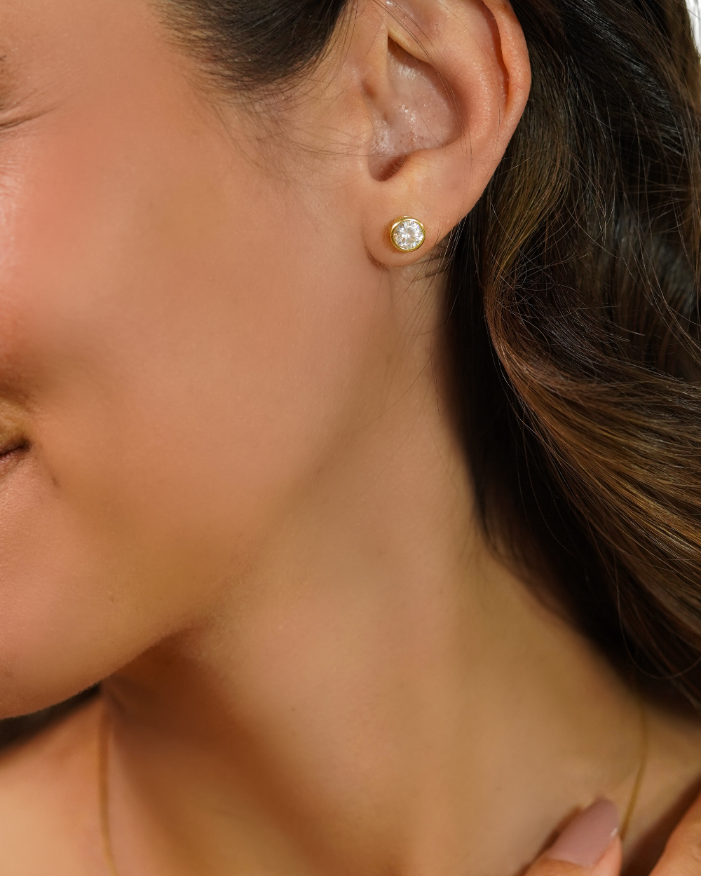 Brinco Solitário Cravação Inglesa Gold